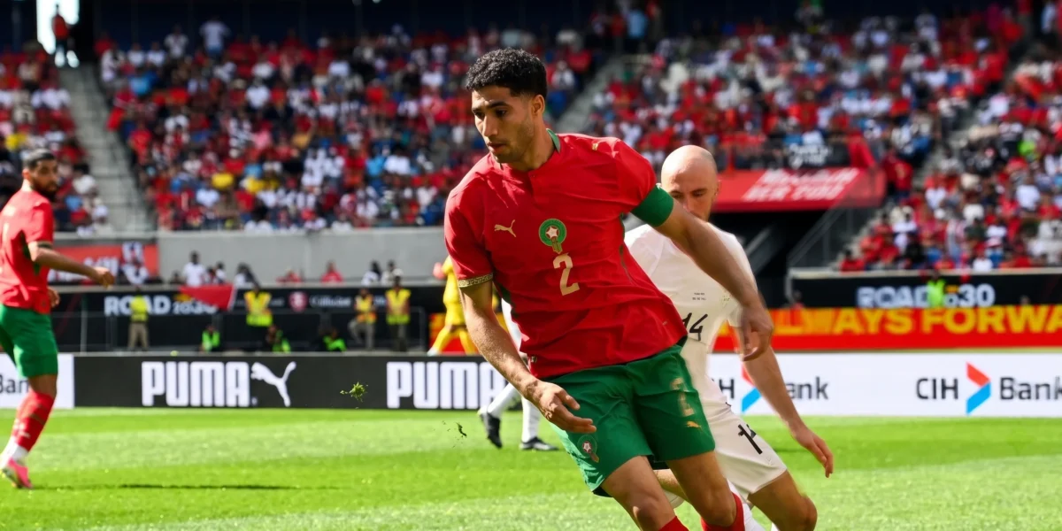 أشرف حكيمي قائد المنتخب المغربي لكرة القدم في مباراة استعدادية لكأس العالم 2026