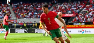 أشرف حكيمي قائد المنتخب المغربي لكرة القدم في مباراة استعدادية لكأس العالم 2026